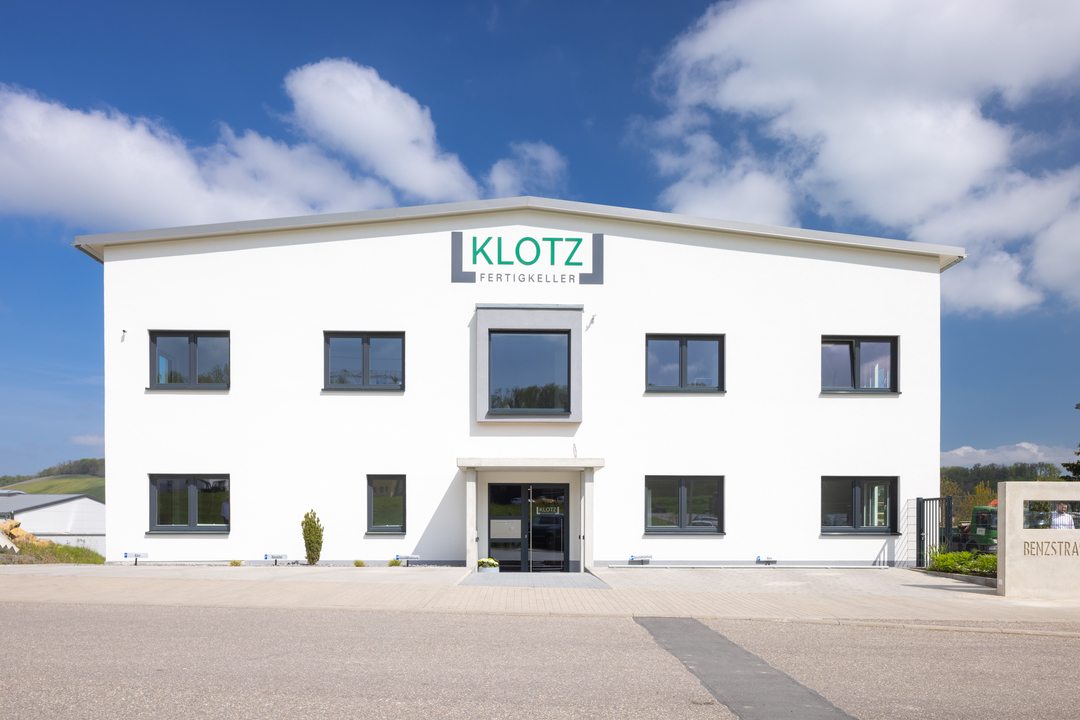 Aussenaufnahme Firmengebäude Eingangsbereich